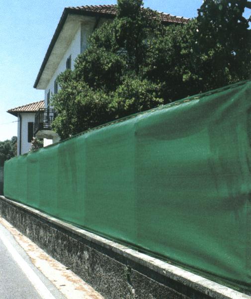 Забор из фасадной сетки