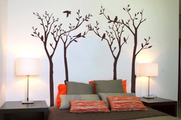 Рисунок деревьев в спальне