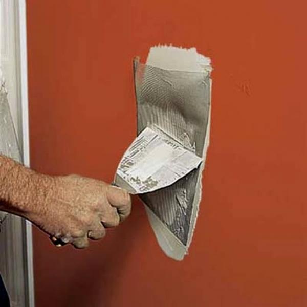 Перед началом работ необходимо зашпаклевать всевозможные дырки в стене