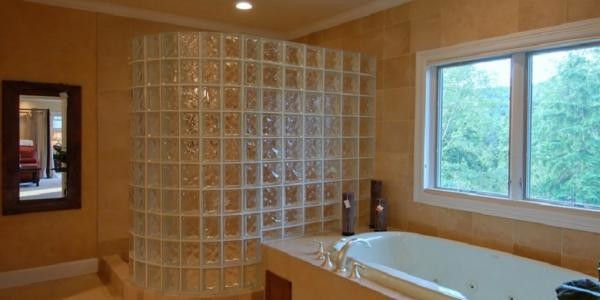 Перегородка в ванной из стеклянных блоков