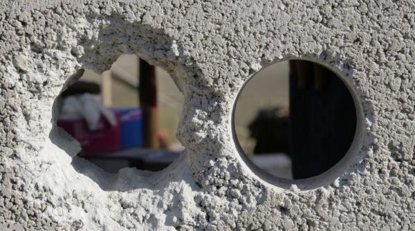 Сквозная дыра в бетонной стене